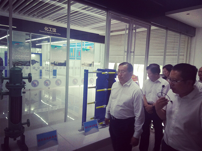 王忠林书记到欧宝网页版登录界面集团展位观展